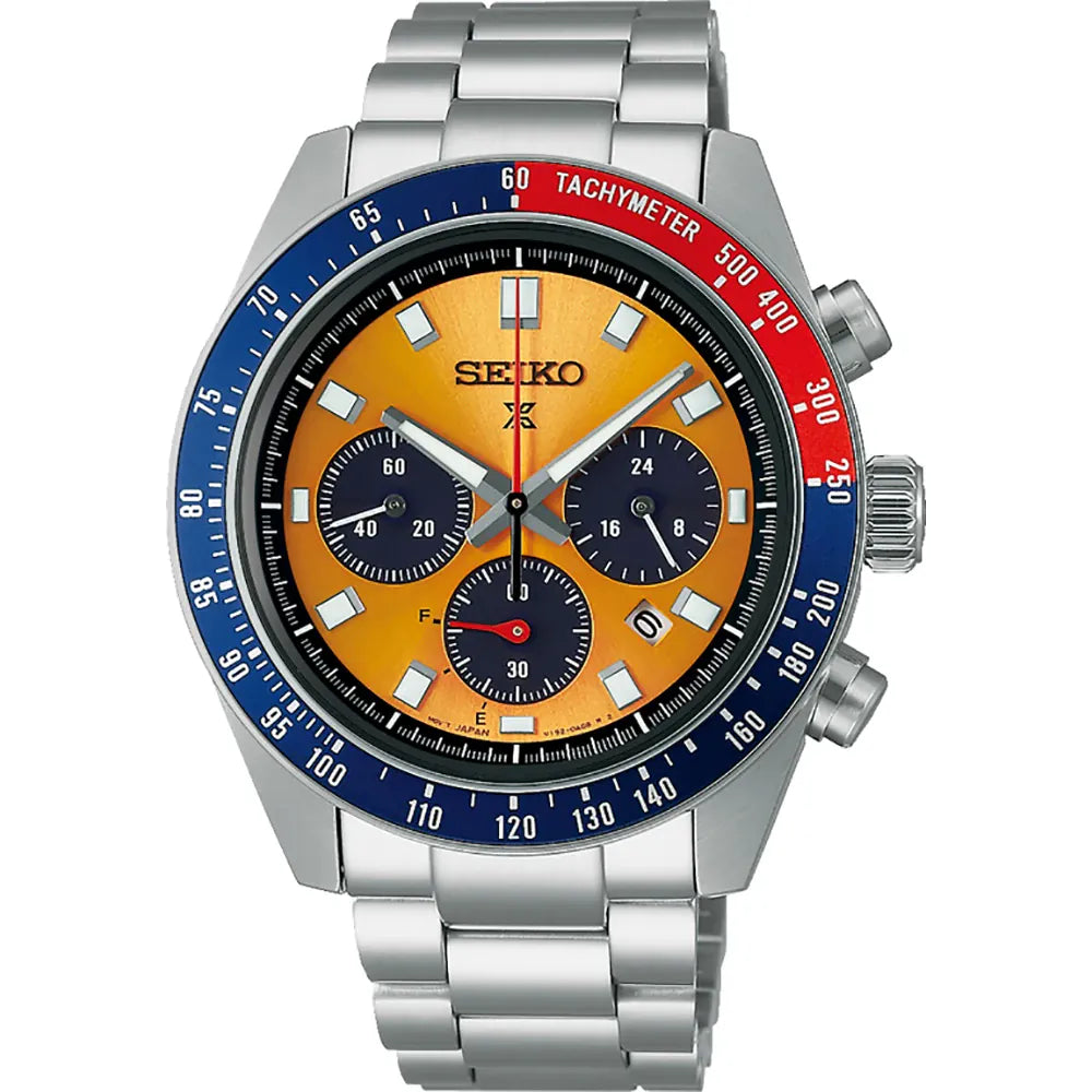 Heren chronograaf horloge met een oranje wijzerplaat, zilveren kast en metalen band, voorzien van tachymeter en drie sub-dials.