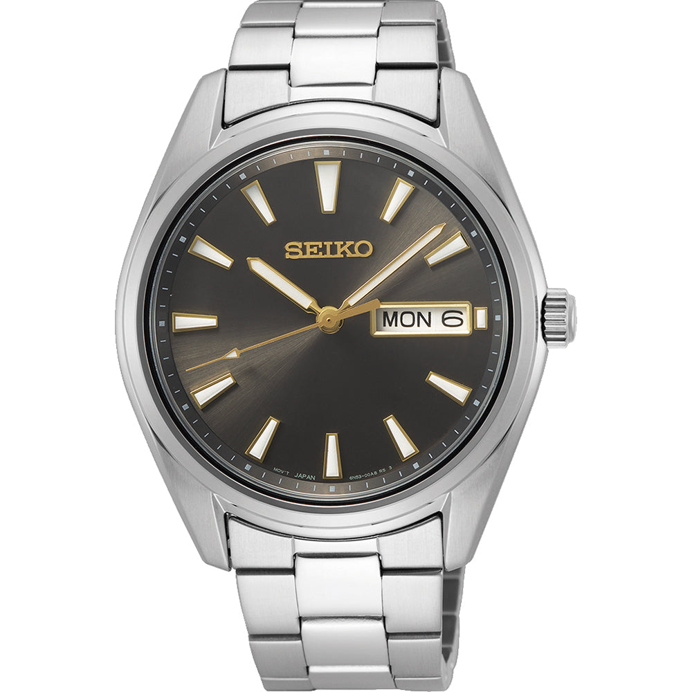 Heren horloge van staal met een zwarte wijzerplaat, goudkleurige indexen en een datumaanduiding.