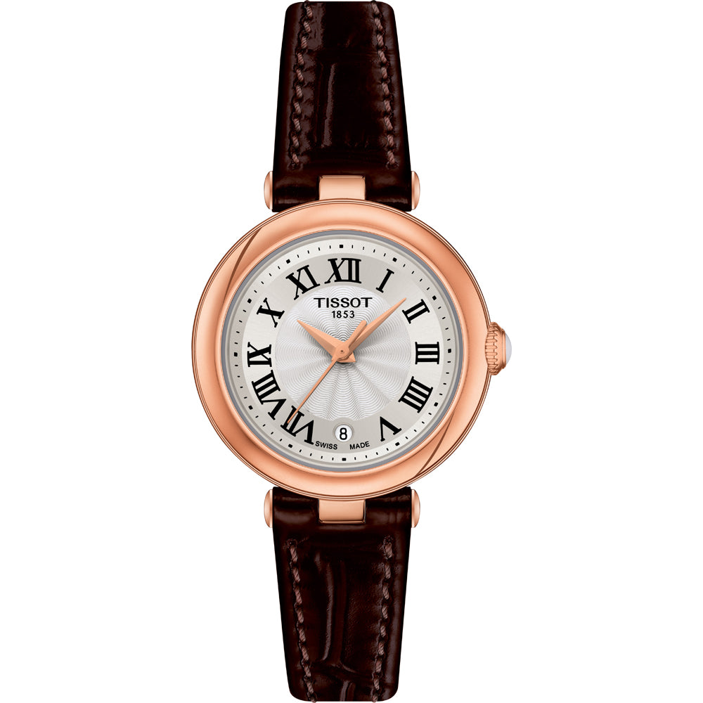 Orologio Tissot Bellissima da donna con cassa rotonda in oro rosa e quadrante argentato con numeri romani, cinturino in pelle marrone.