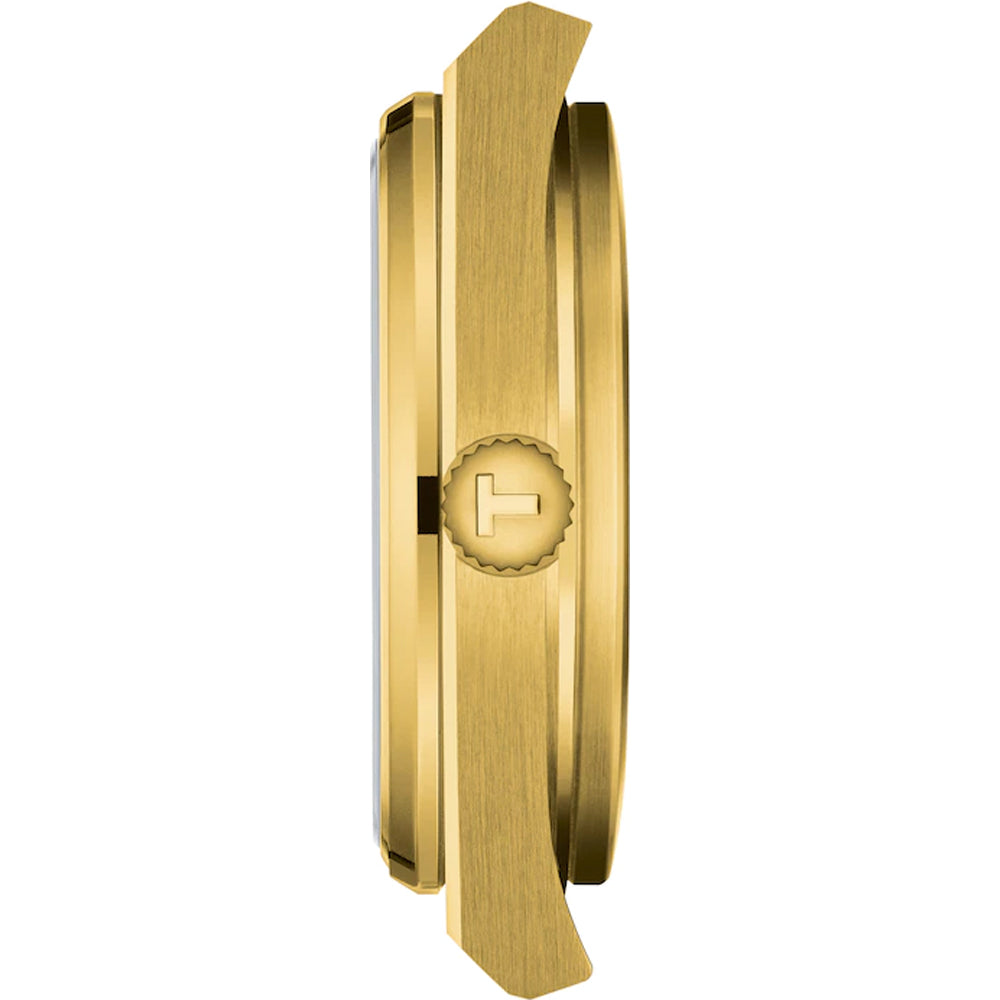 Zijaanzicht van de Tissot PRX 35mm van Tissot, met een gestructureerde kroon met een T-logo, geborstelde goudkleurige kast en saffierglas, weergegeven tegen een witte achtergrond.