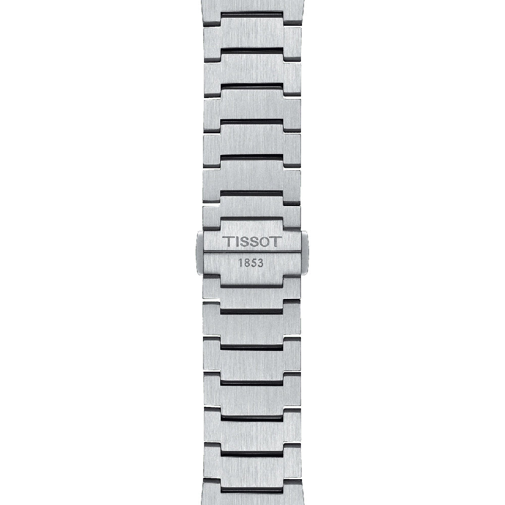 Close-up van een geborsteld zilver metalen Tissot PRX armband met "TISSOT 1853" gegraveerd op de sluiting.