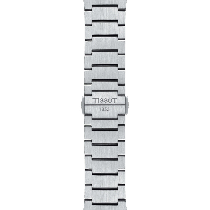 Close-up van een geborsteld zilver metalen Tissot PRX armband met "TISSOT 1853" gegraveerd op de sluiting.