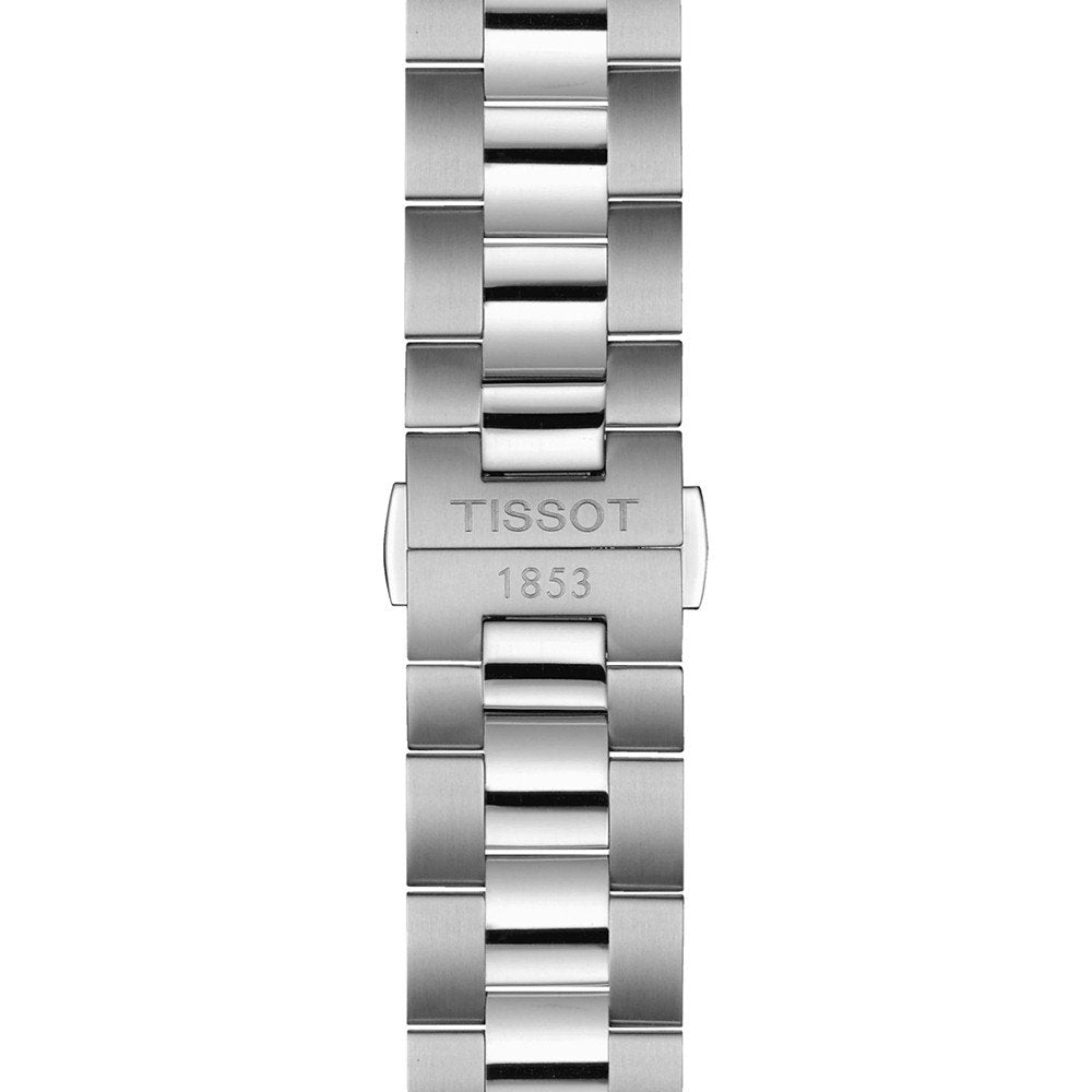 Close-up van een Tissot Gentleman Powermatic 80 Open Heart horlogeband van zilverkleurig roestvrijstaal met geborstelde en gepolijste schakels. De sluiting is gegraveerd met "TISSOT 1853", wat het erfgoed en het Zwitserse automatische prestige van het merk weerspiegelt.