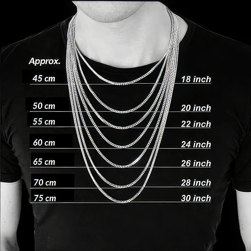 Een persoon draagt gelaagde Van der Kooij Collectie Gouden ketting heren - collier gourmette 4-zijdes geslepen 1,6 mm 14K-kettingen (45-75 cm) over een zwart overhemd, wat laat zien hoe elke lengte eruitziet tijdens het dragen.