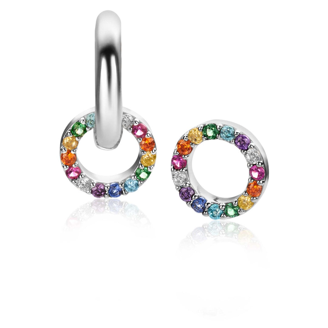 De Zinzi Oorbellen Zilver Zich2170Z zijn zilveren ronde oorbellen met kleine regenboogkleuren oorbedels rond elke oorring. De ene staat rechtop, de andere ligt plat en laat het stijlvolle Zinzi-ontwerp zien: perfect om elke look op te fleuren.