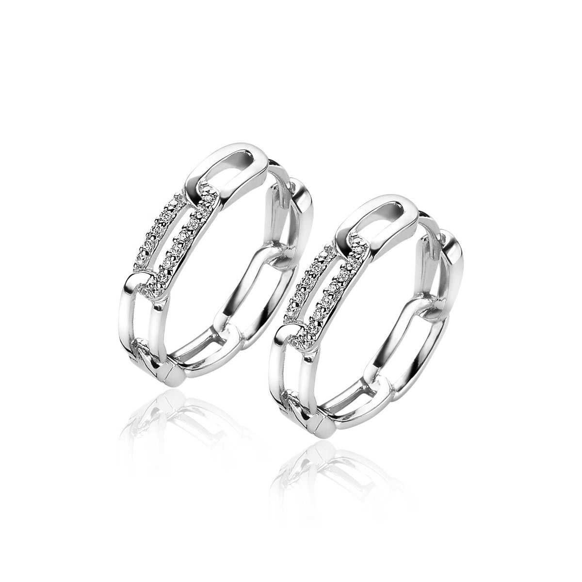 Orecchini argentati con dettagli in zirconia, forma circolare e chiusura a scatto.