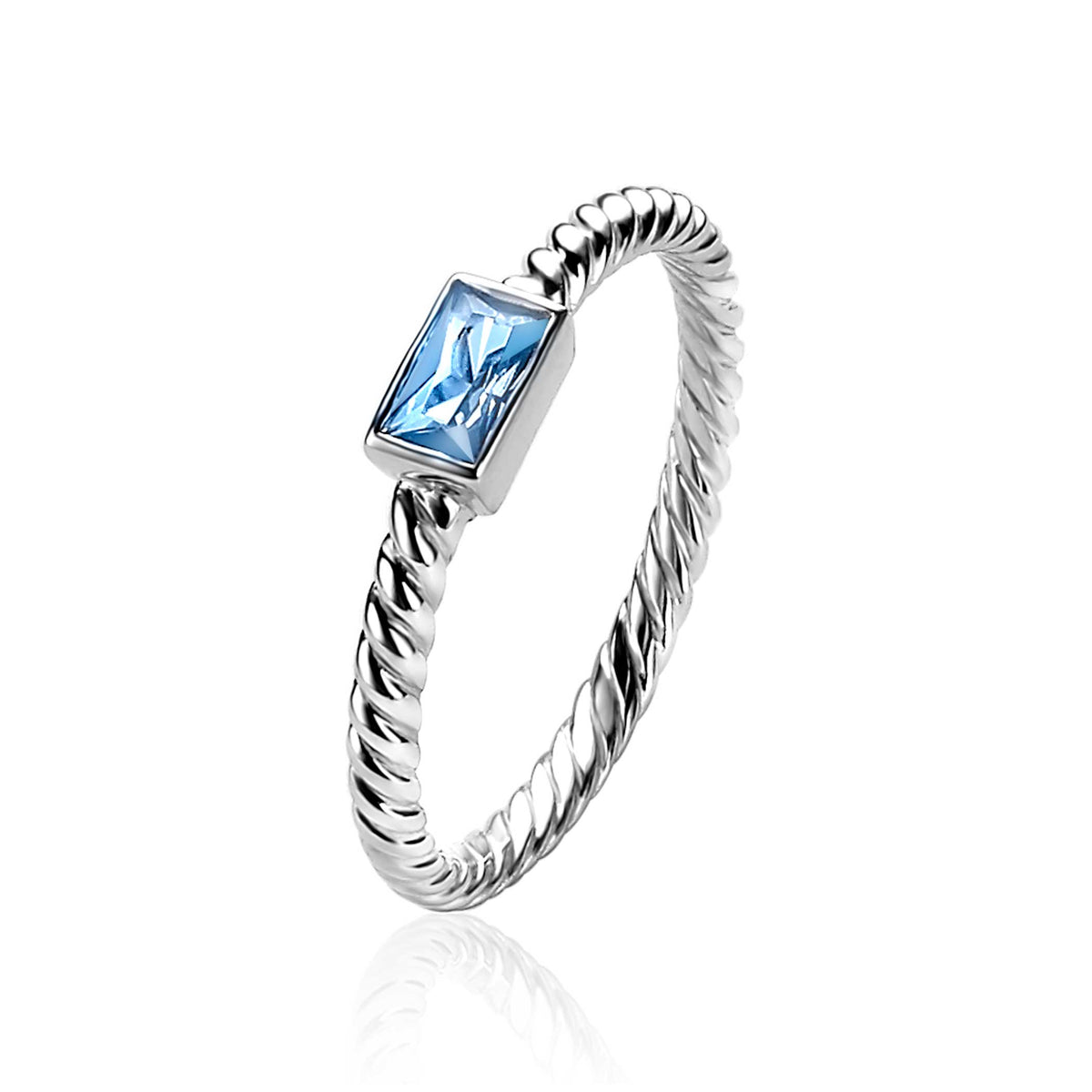 Anello in argento con pietra azzurra rettangolare e finitura a corda.