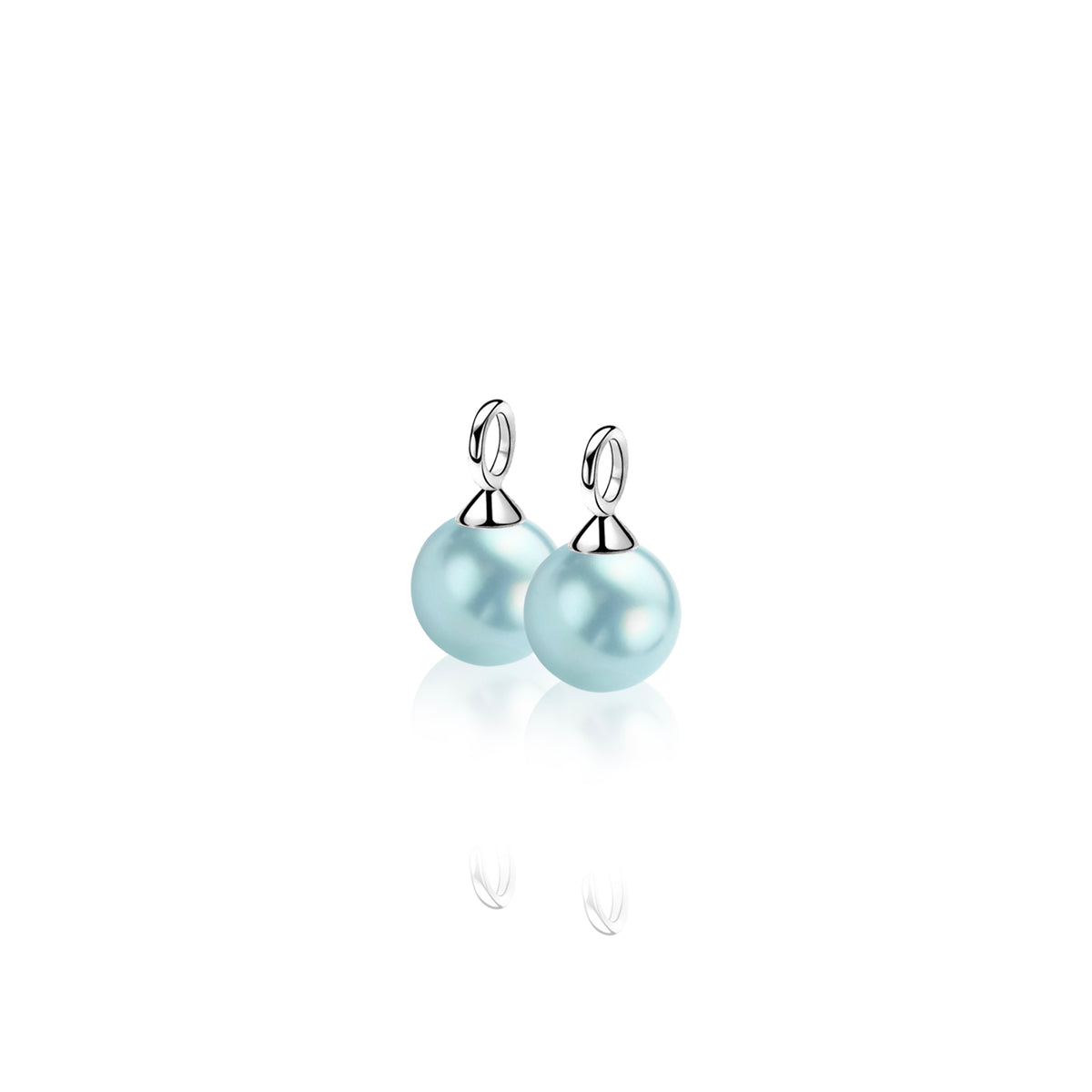 Orecchini in argento con perle azzurre lucide.
