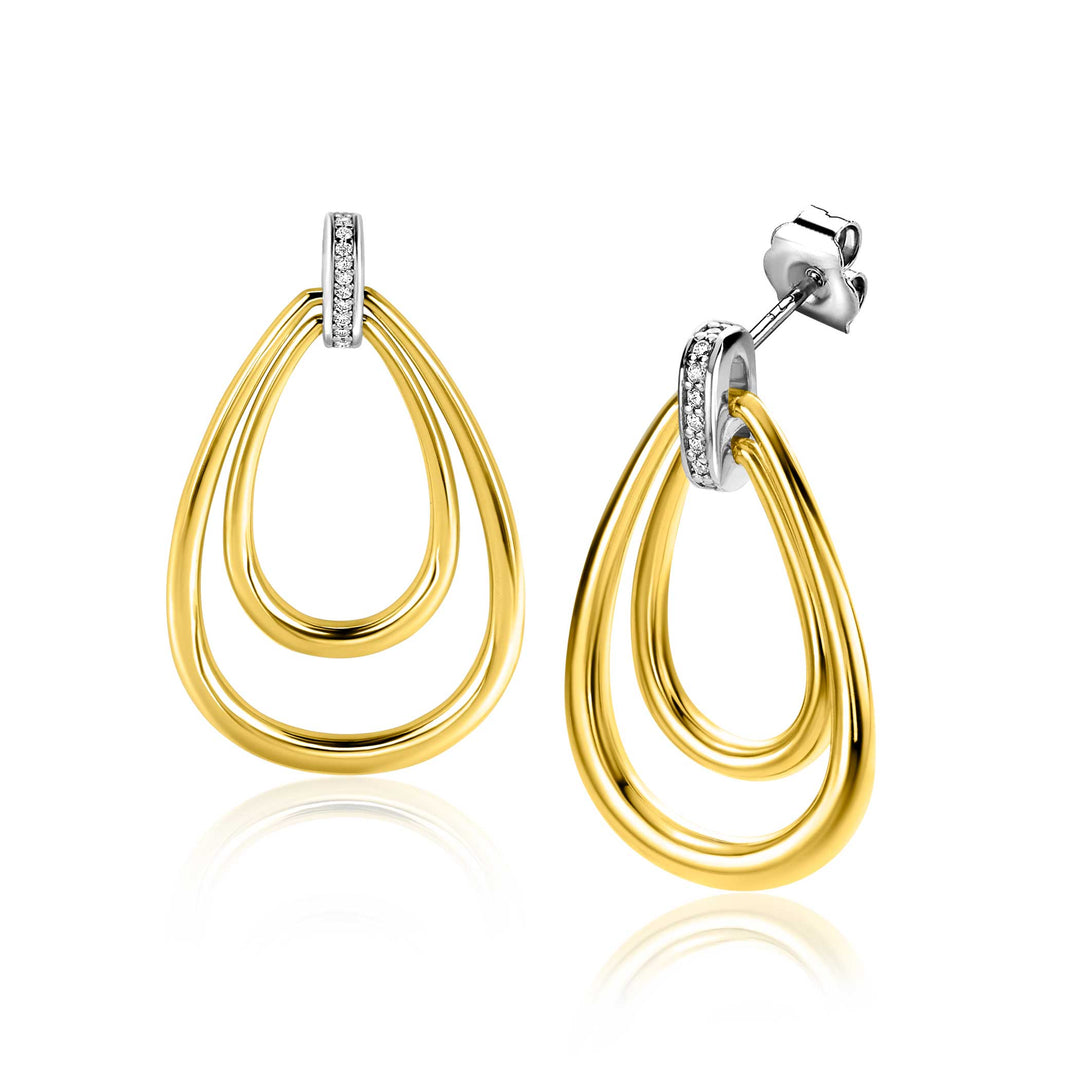 De Zinzi Oorbellen Gold Plated Zio2489 Y zijn traanvormige oorbellen met dubbele lussen, met kleine witte zirkonia steentjes gezet in zilver aan de bovenkant, afgebeeld op een witte achtergrond.