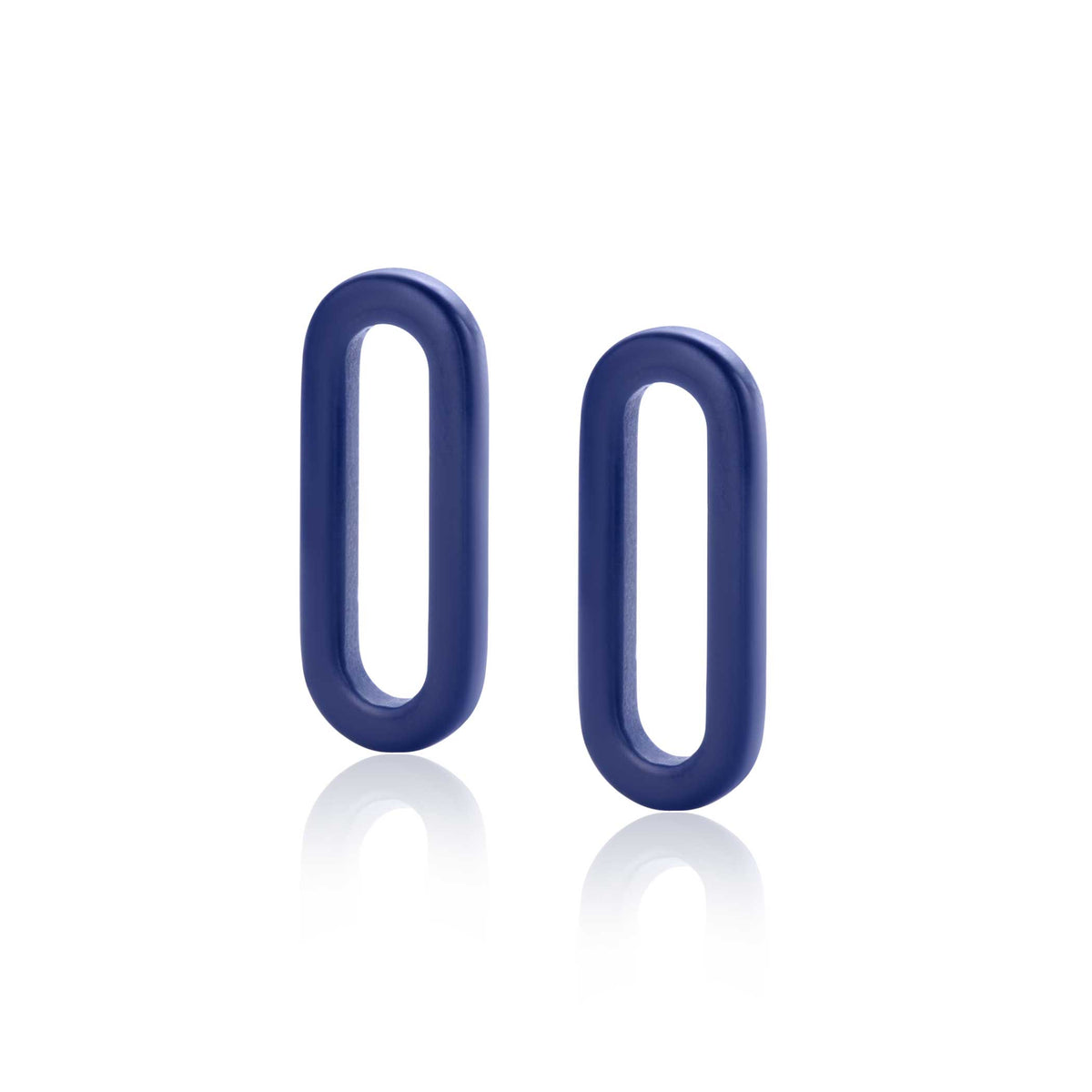 Orecchini in resina blu a forma rettangolare con apertura centrale.