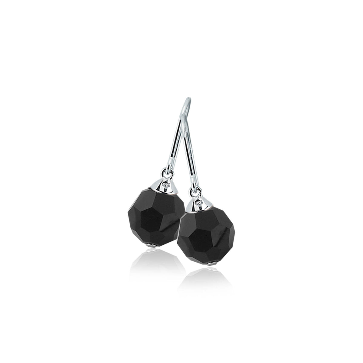 Orecchini in argento con due sfere nere sfaccettate.