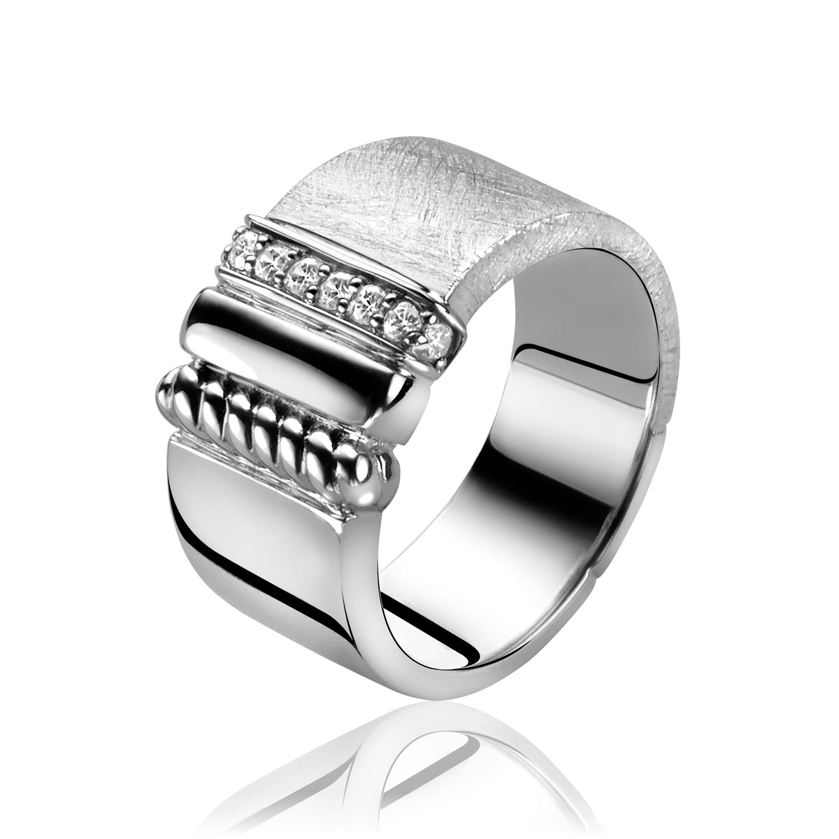 Anello in argento con dettagli texturizzati e zirconi.