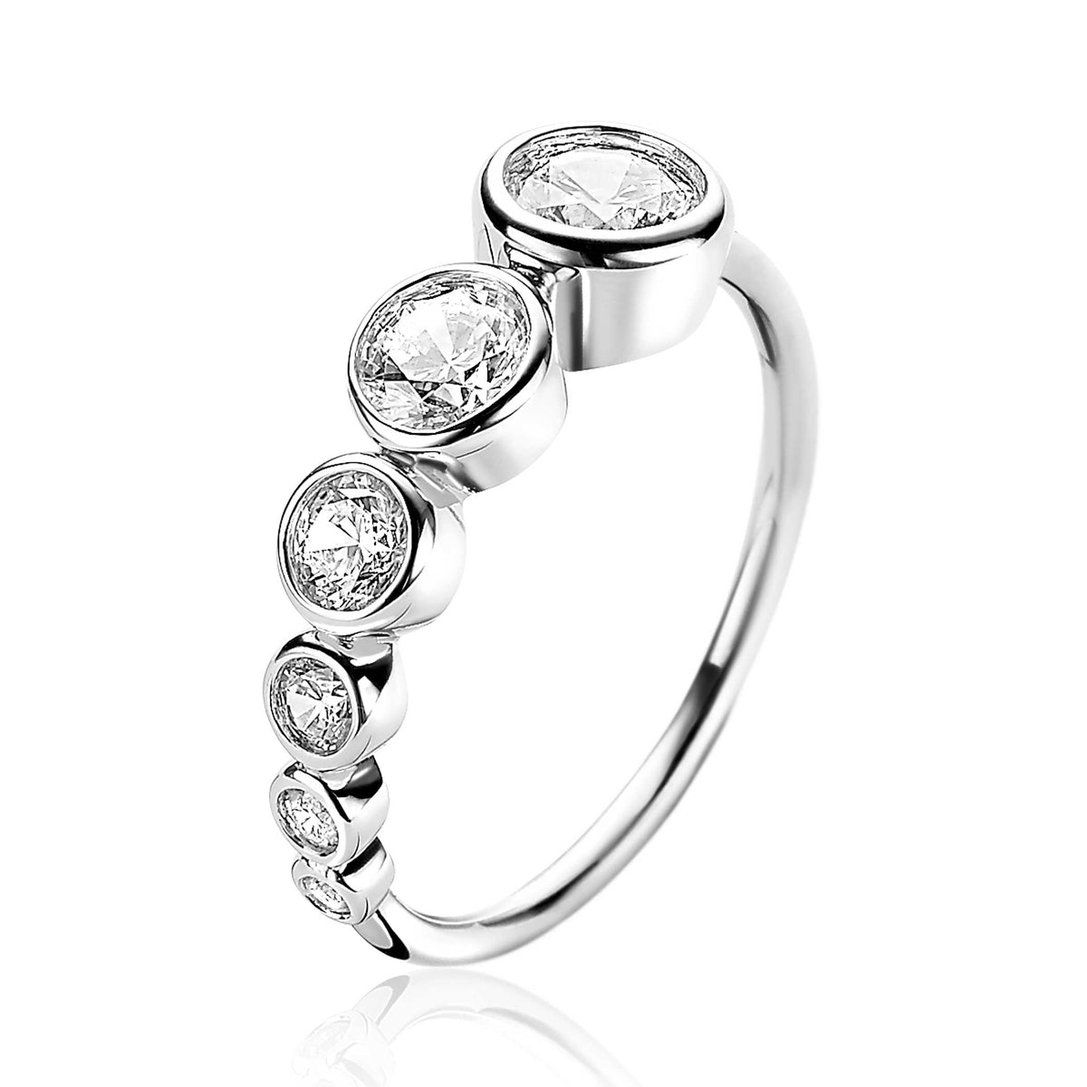 Anello in argento con pietre brillanti di diverse dimensioni.