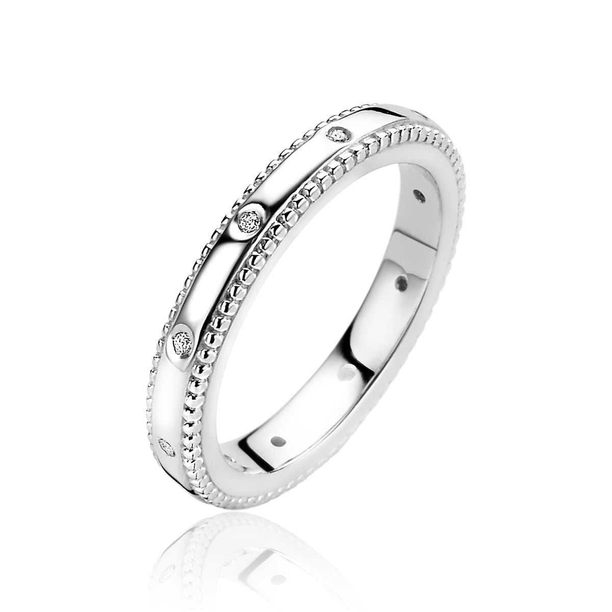 Anello in argento con dettagli incisi e piccoli zirconi.