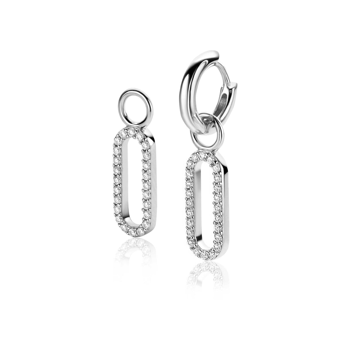 Orecchini in argento con forma ovale, decorati con zirconi brillanti.