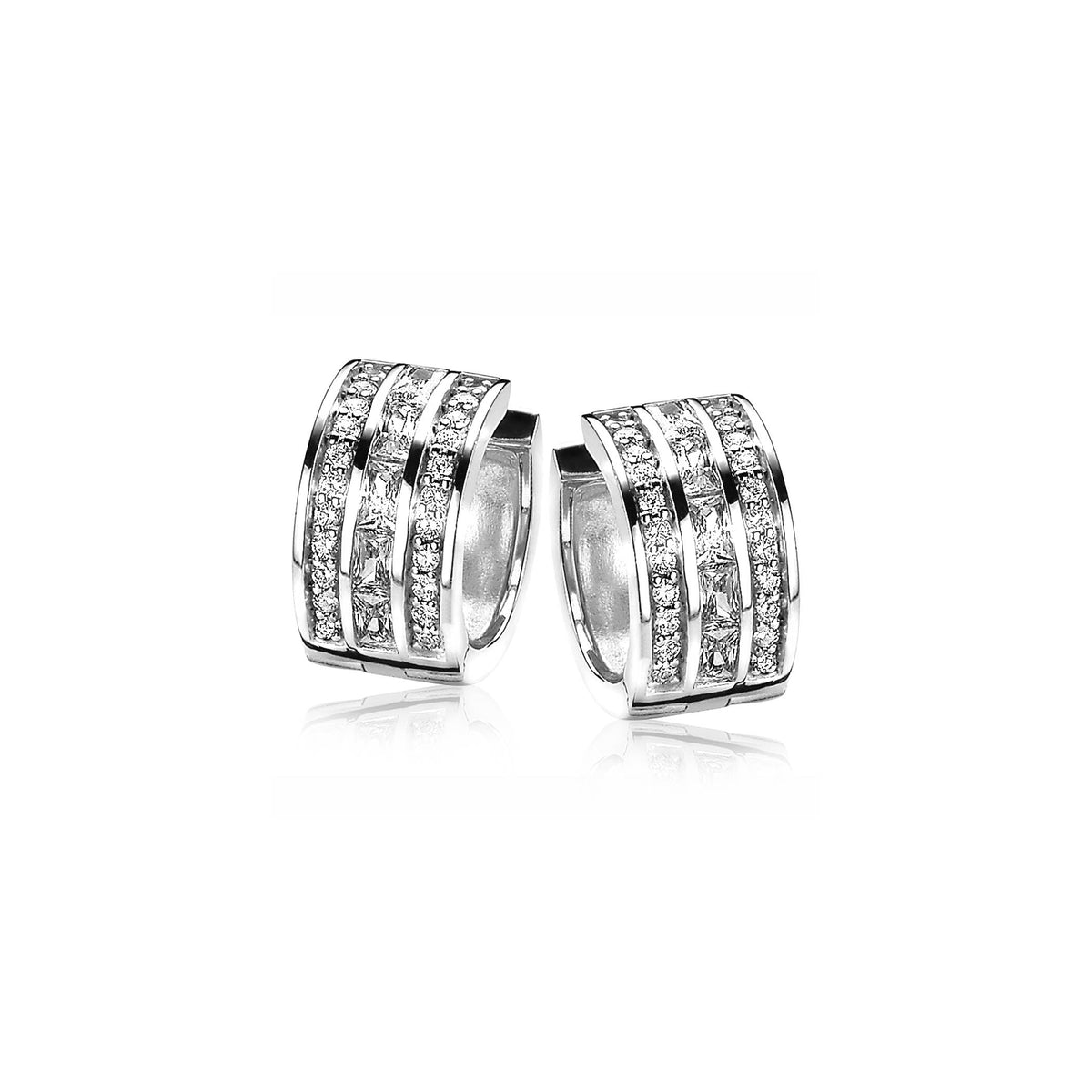 Orecchini in argento con strisce di zirconia cubica, design moderno e lucido.