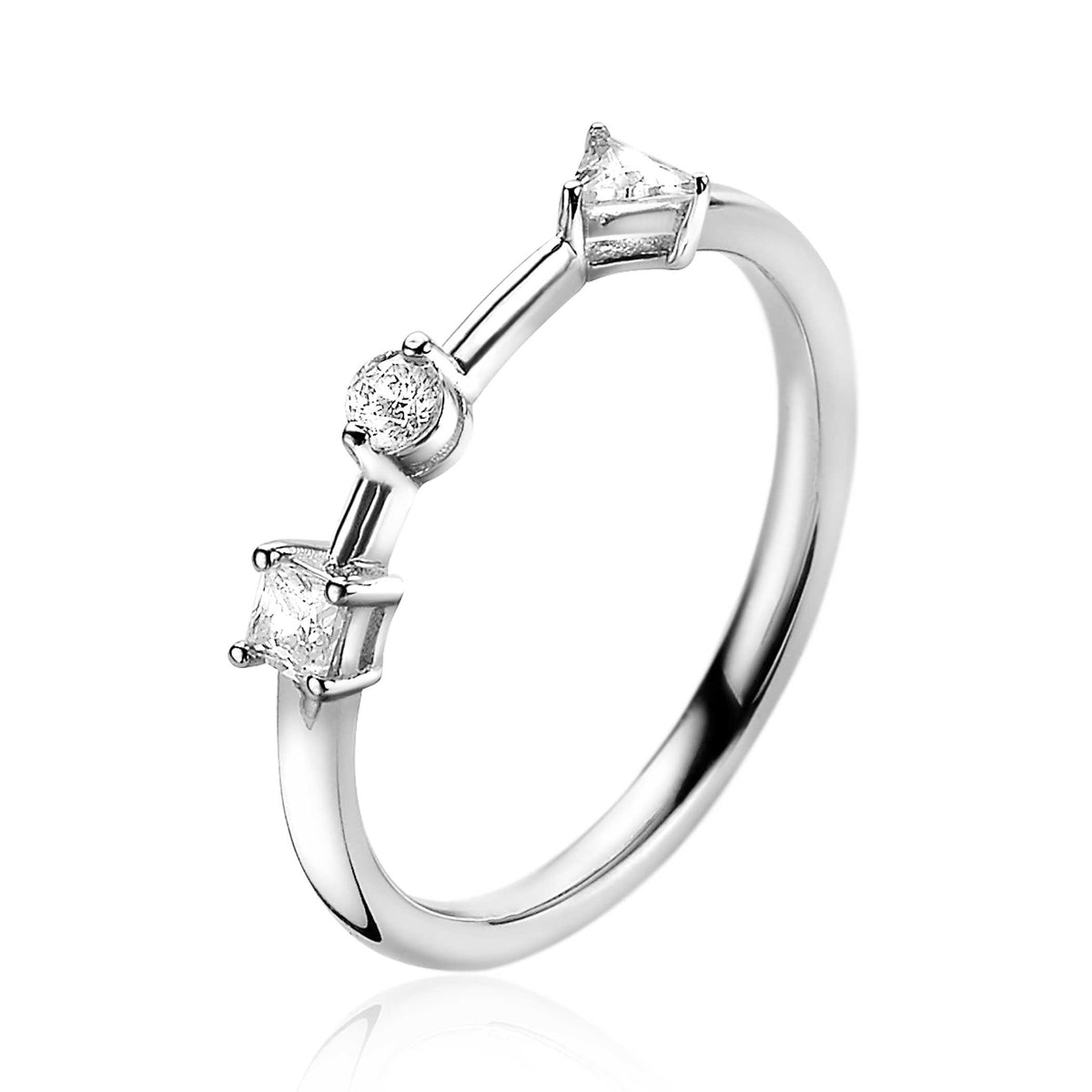 Anello in argento con tre pietre preziose, due a forma di triangolo e una rotonda.