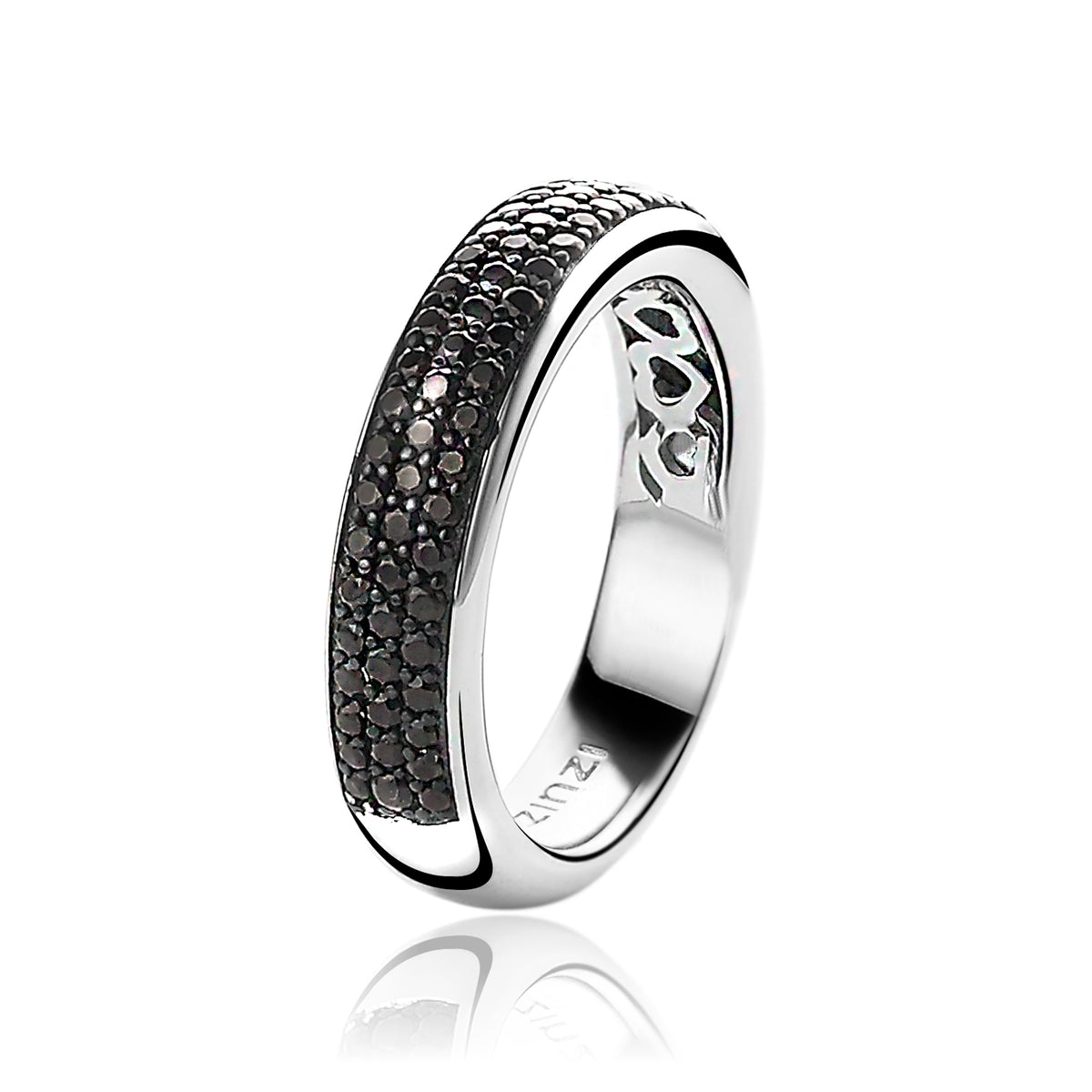 Anello in argento con pavé di zirconi neri.