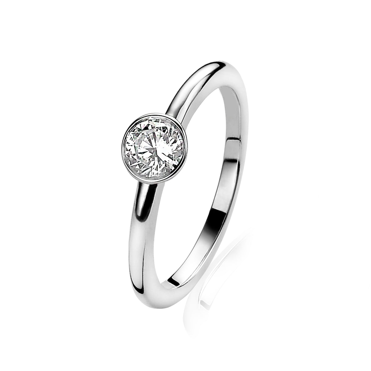 Anello in argento con una pietra brillante rotonda al centro.