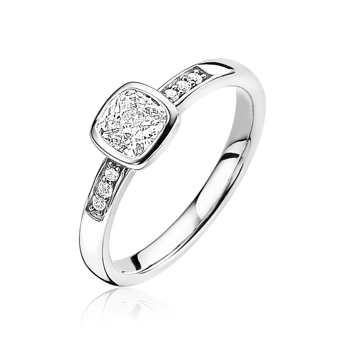 Anello in argento con pietra quadrata e dettagli scintillanti.
