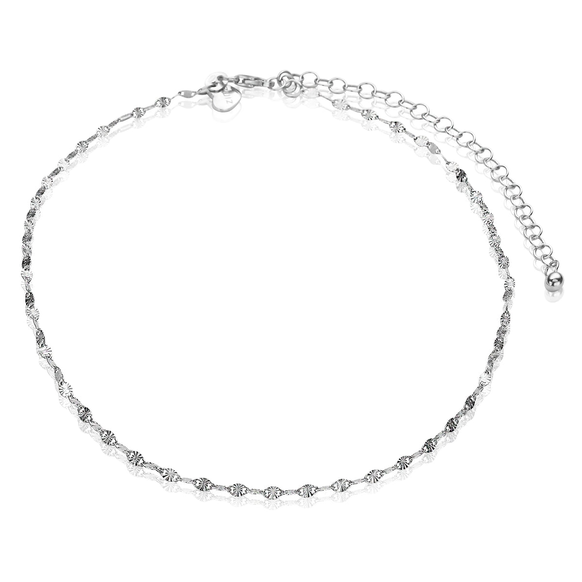 Collana in argento con dettagli intrecciati e chiusura a moschettone.