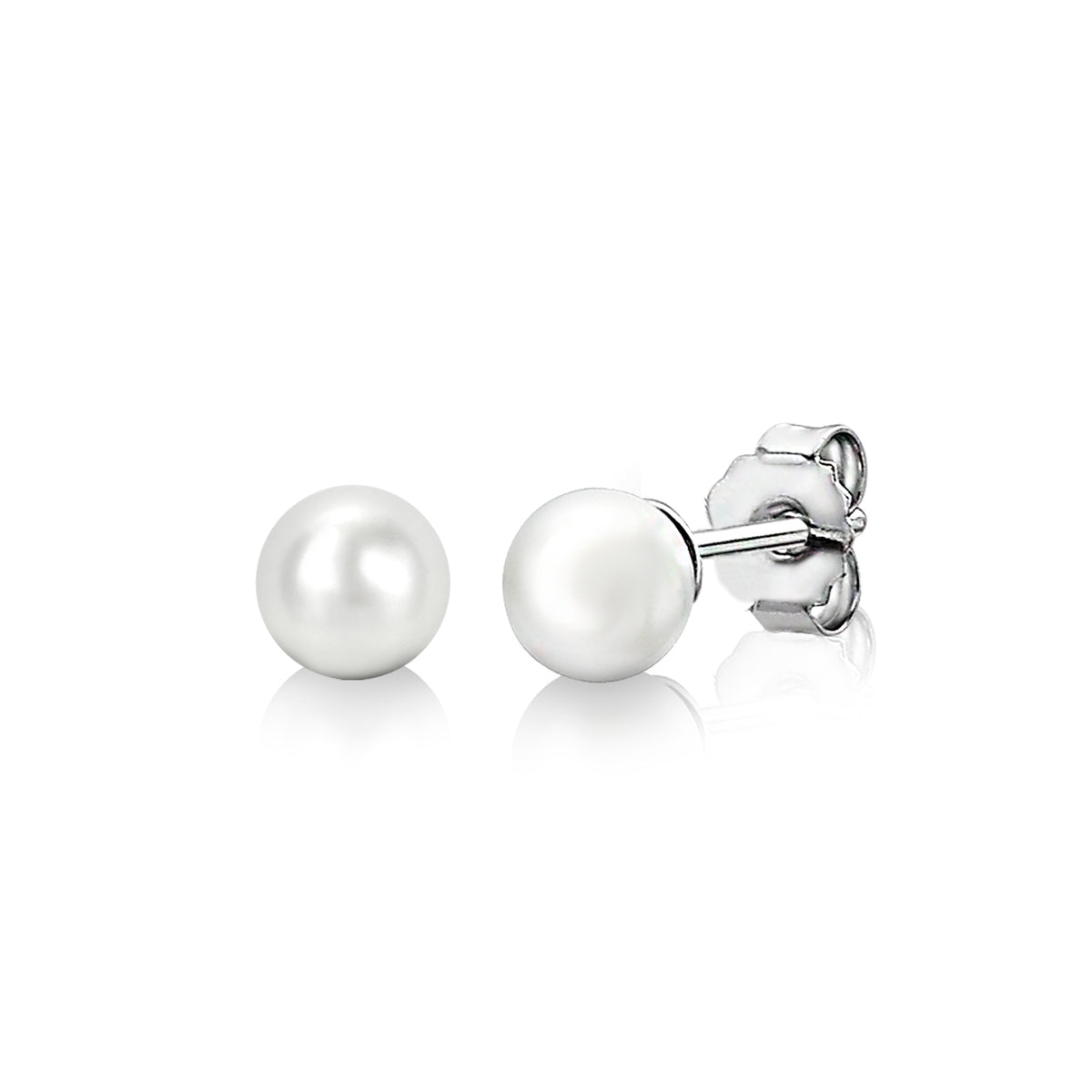 Orecchini in argento con perle bianche rotonde.