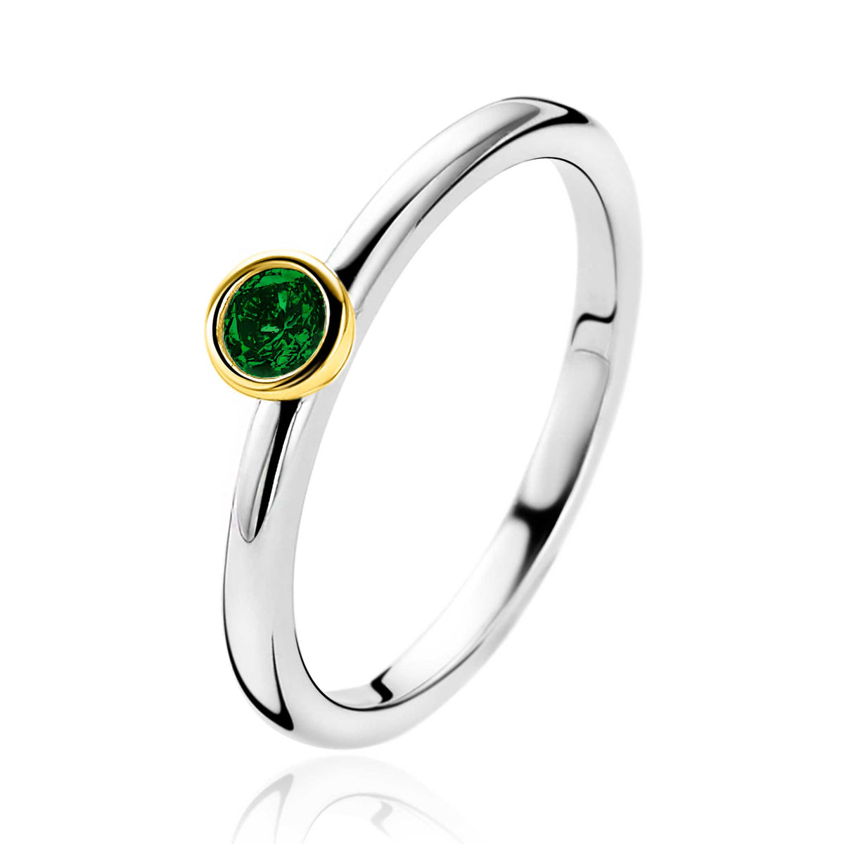Anello in argento con pietra verde incastonata e dettagli dorati.