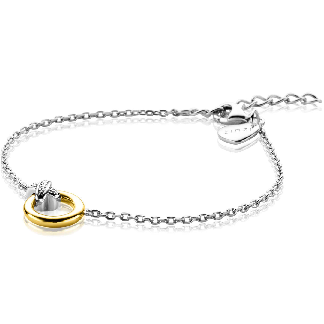 De Zinzi Armband Gold Plated Zia2249 is een delicate zilveren armband met in elkaar grijpende gouden en zilveren ringen aan een zilveren ketting, met een hartvormige sluiting versierd met sprankelende witte zirkonias en de gegraveerde merknaam.
