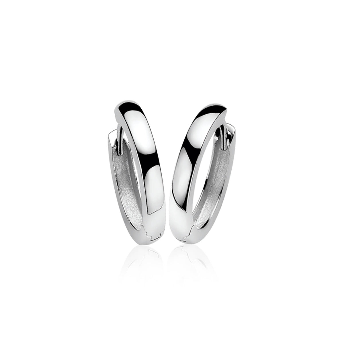 Orecchini in argento con forma ovale e finitura lucida.