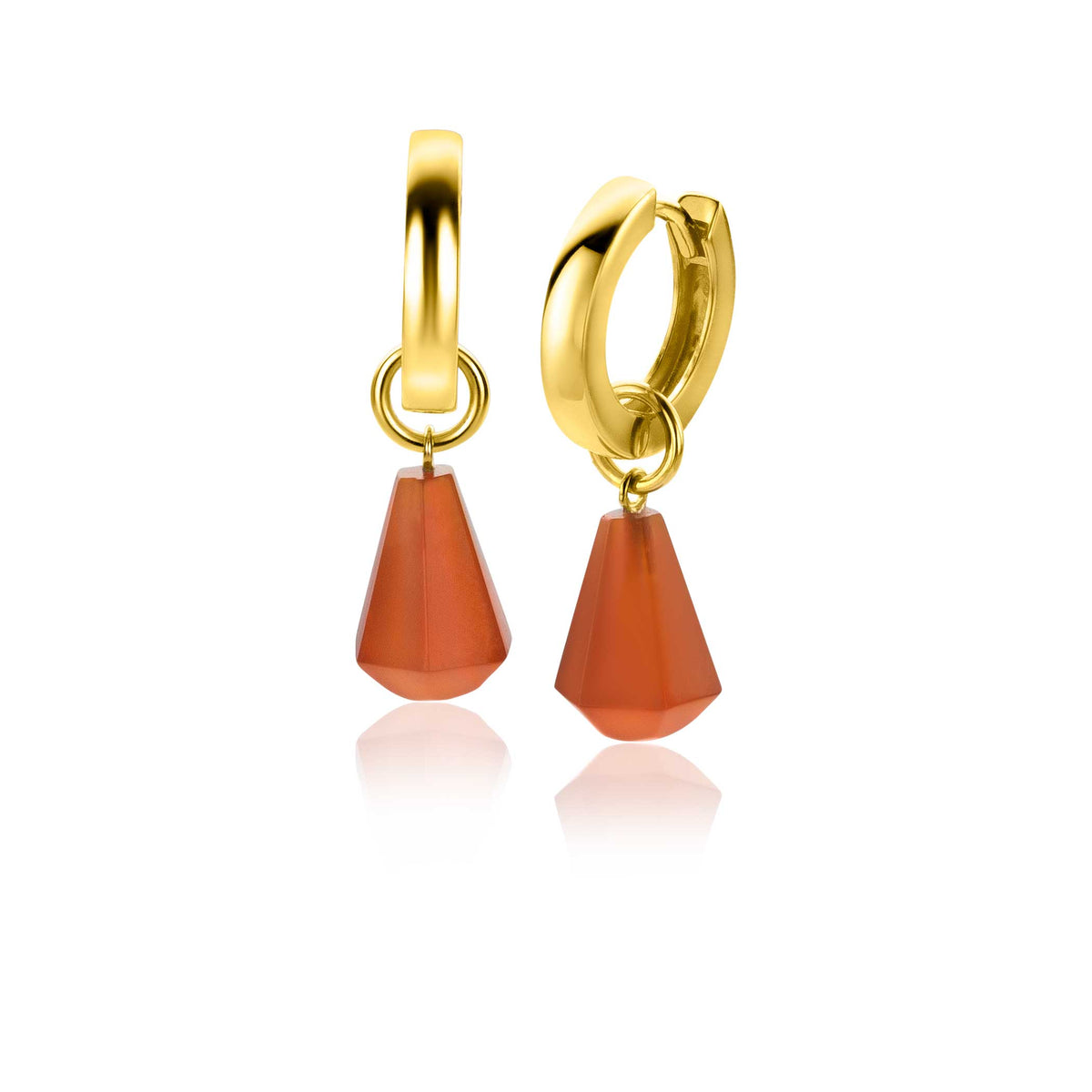 Orecchini placcati oro con pendente a forma di goccia in pietra arancione.
