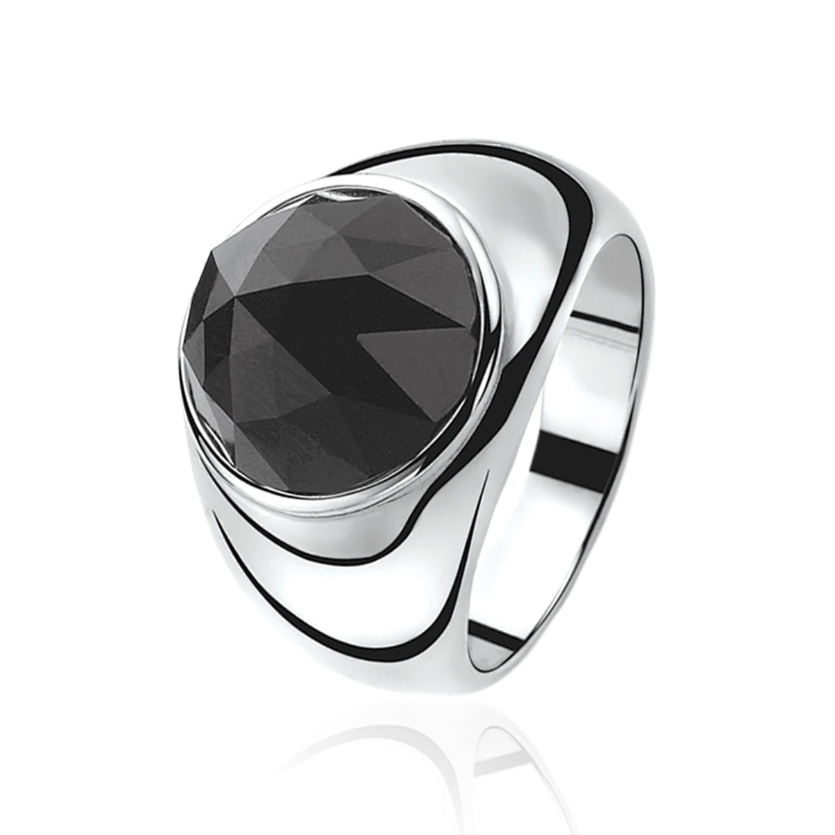 Anello in argento con grande pietra nera sfaccettata.