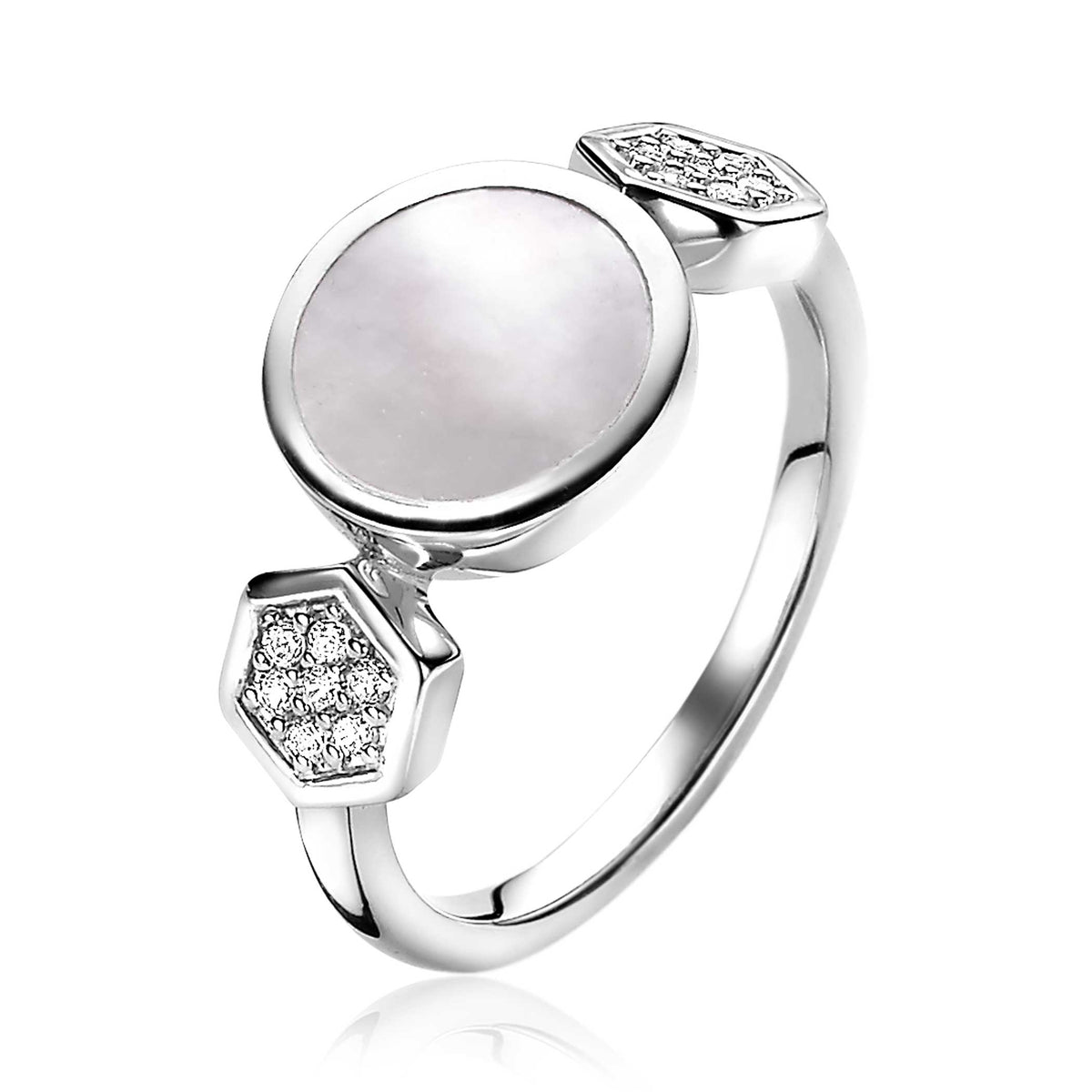 Anello in argento con pietra madreperla centrale e dettagli in zirconia.