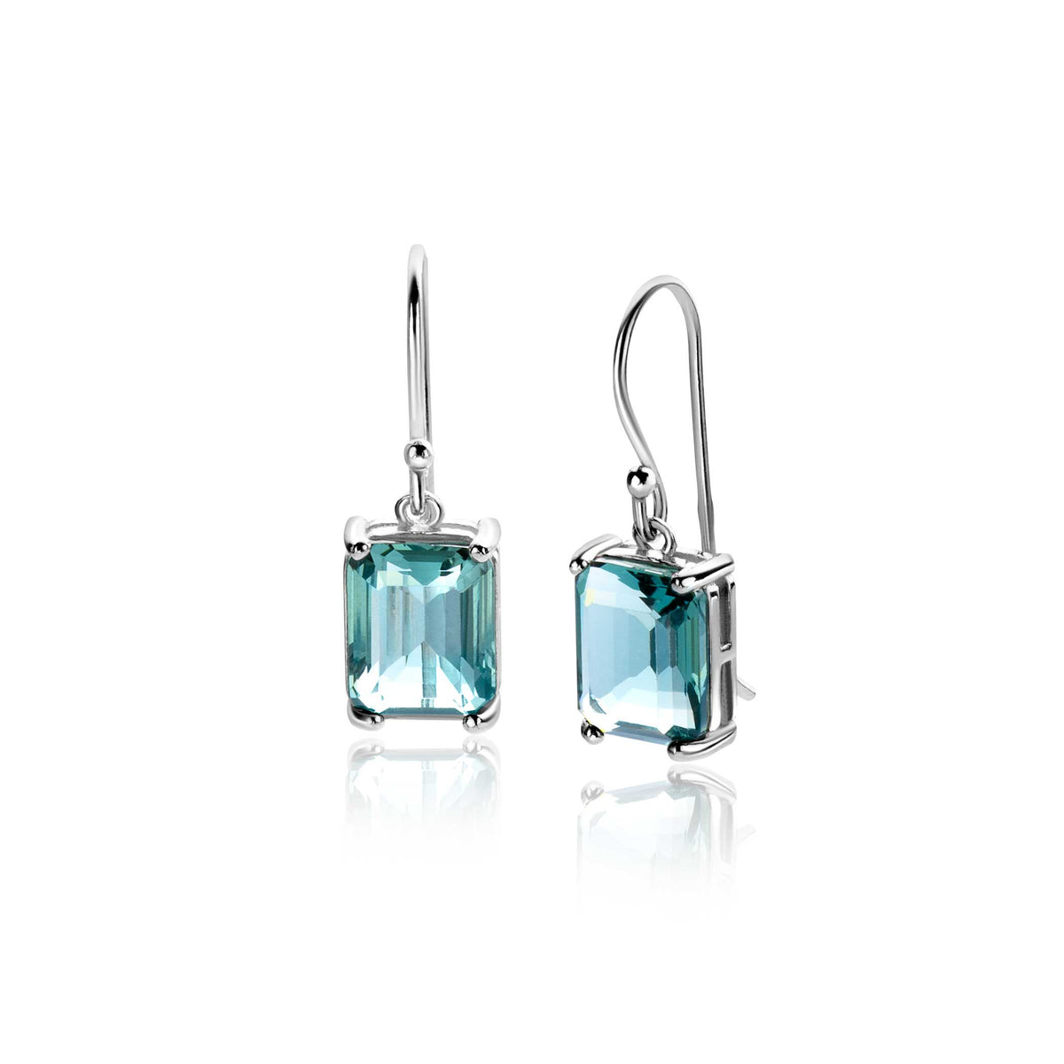 Orecchini in argento con pietra rettangolare blu.