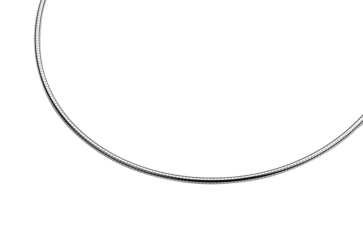 Collana in argento con design sottile e liscio.