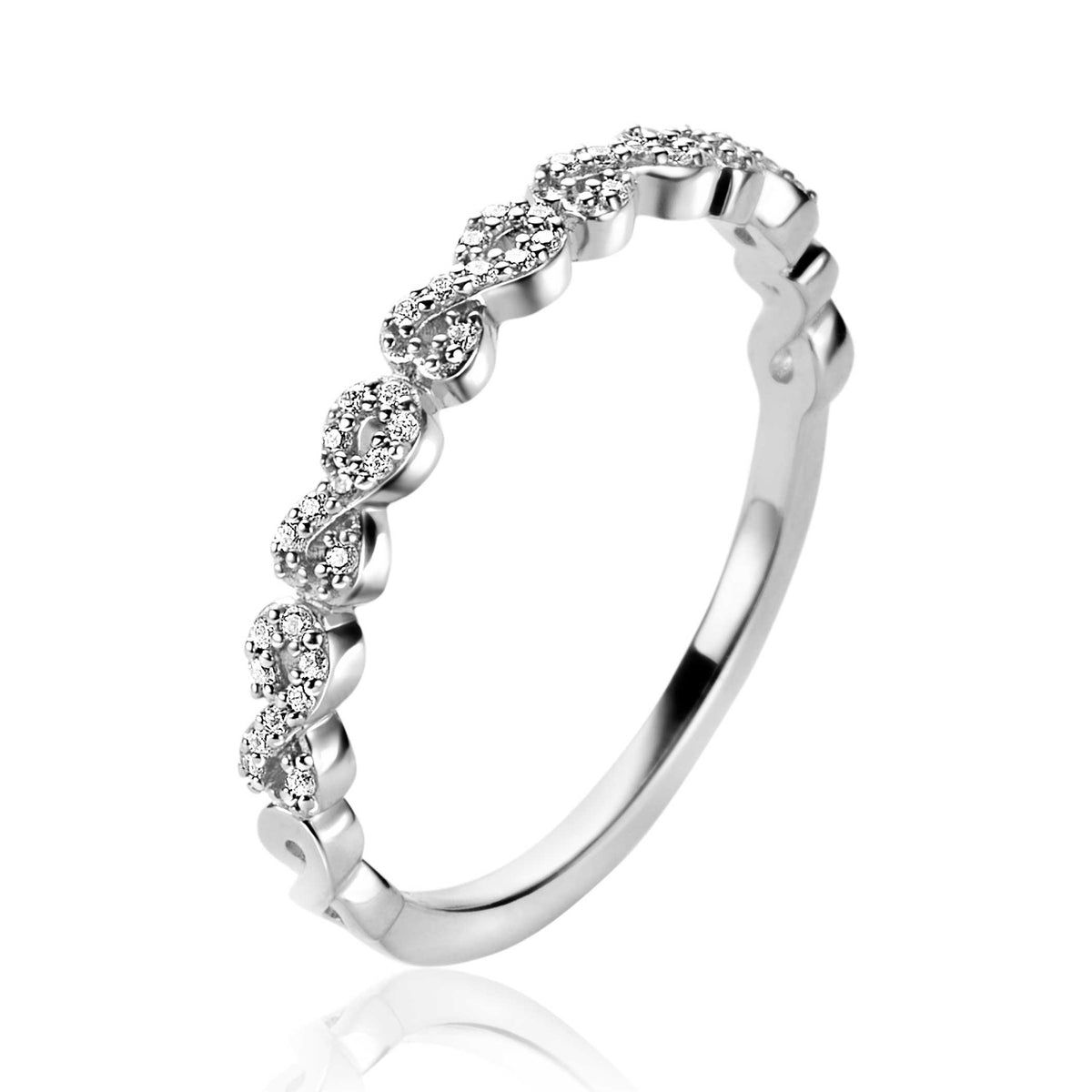 anello in argento con dettagli scintillanti e forma ondulata.