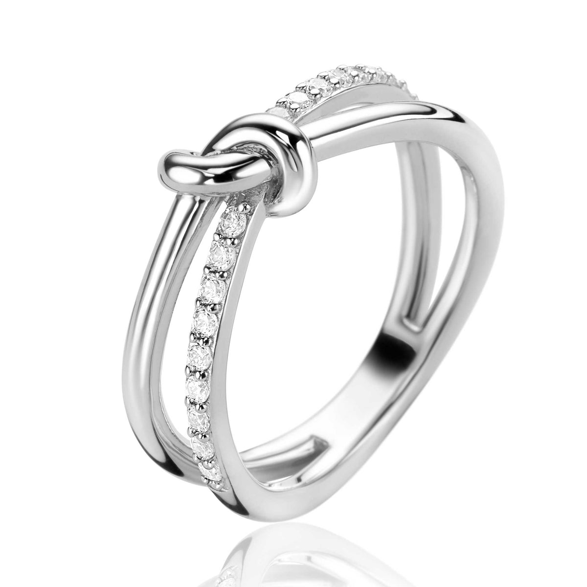 Zilveren ring met een knoopdetail en kleine, heldere steentjes aan de zijkanten.