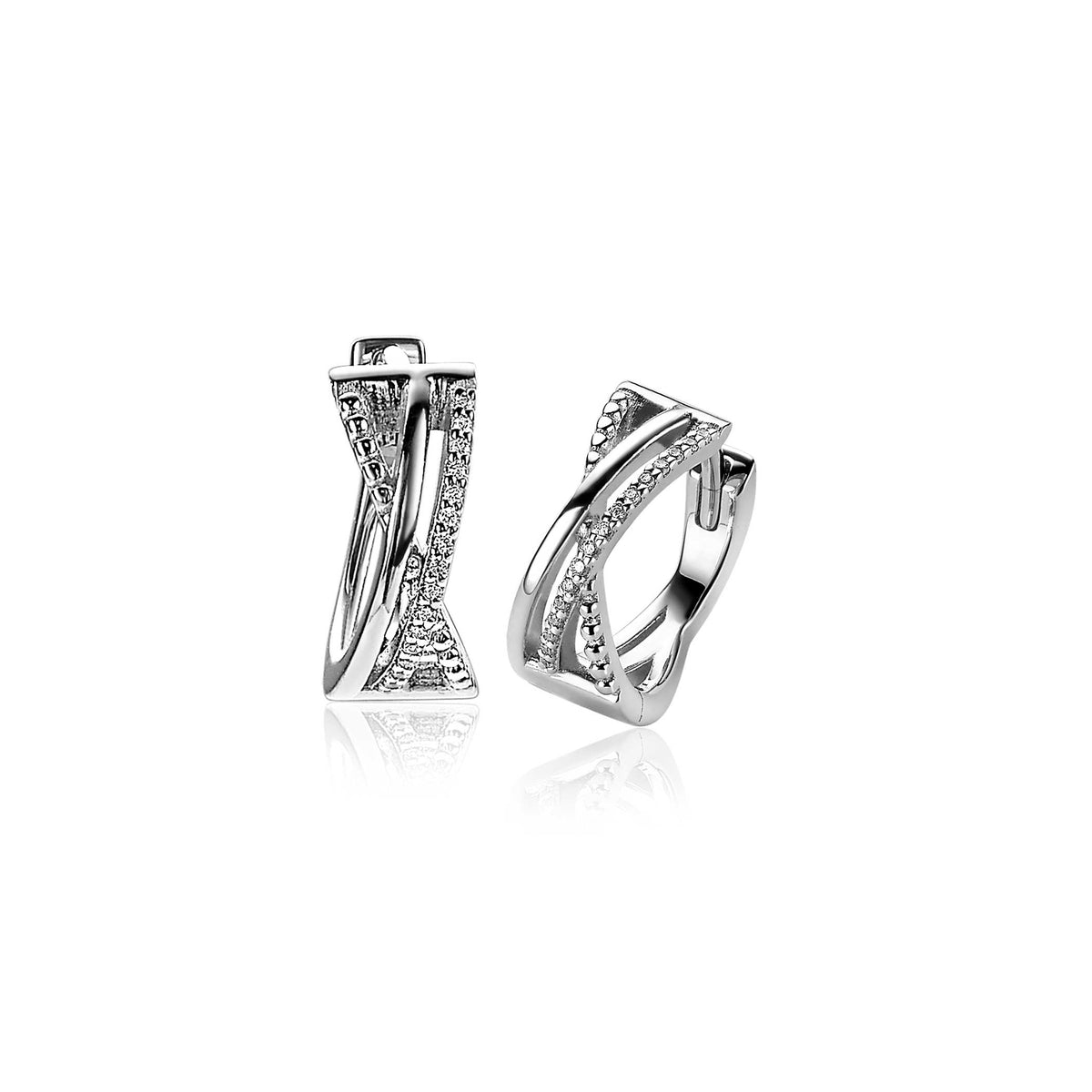 Orecchini in argento con design intrecciato e dettagli scintillanti.