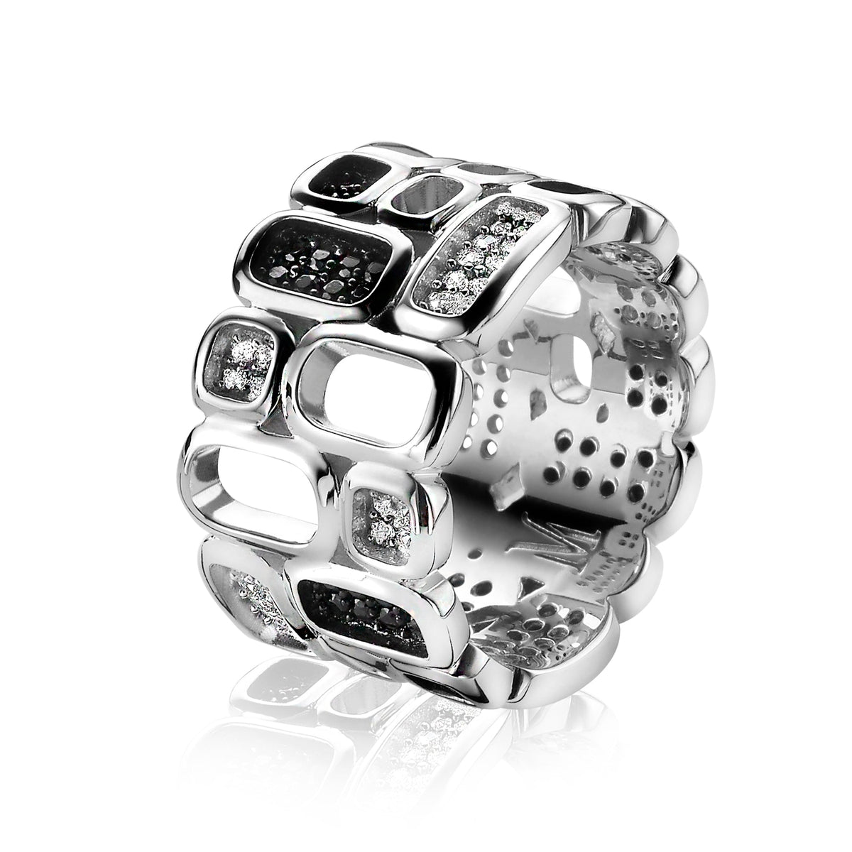 Anello in argento con dettagli geometrici e pietre nere e bianche.