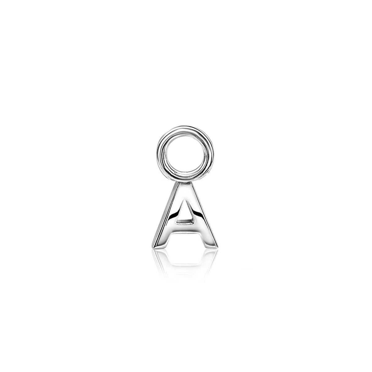 Orecchino in argento con pendente a forma di lettera "A".