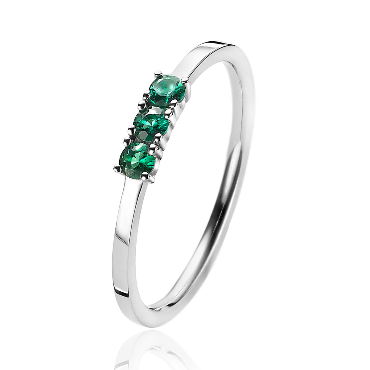 Anello in argento con tre pietre verdi incastonate.