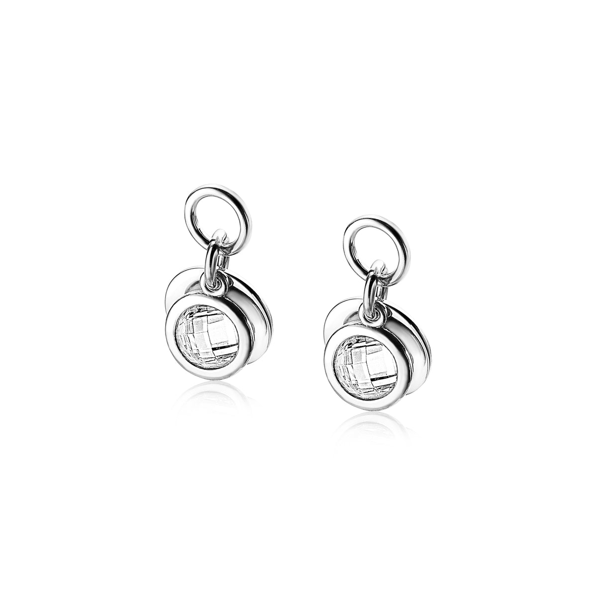 Orecchini d'argento con design a cerchio e dettagli intrecciati.