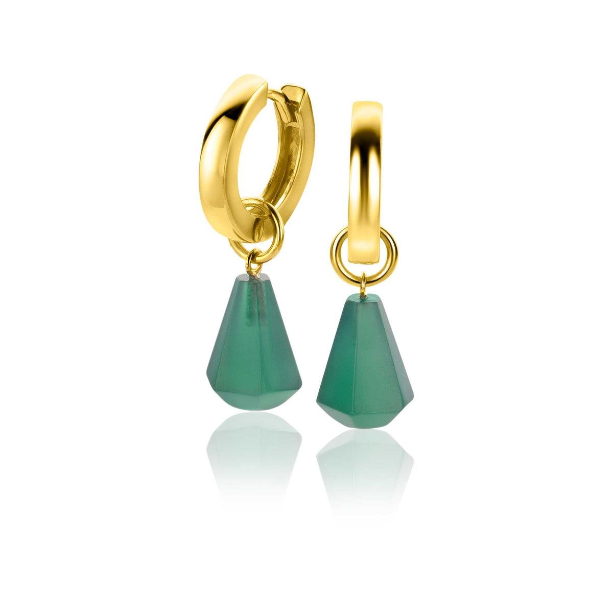Orecchini in oro placcato con pendenti a forma di goccia in pietra verde.