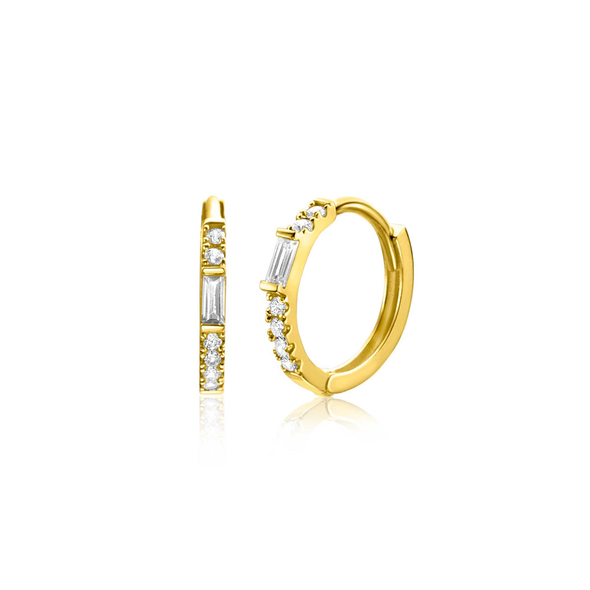 Orecchini in oro con dettagli in zirconia, forma circolare e chiusura a scatto.