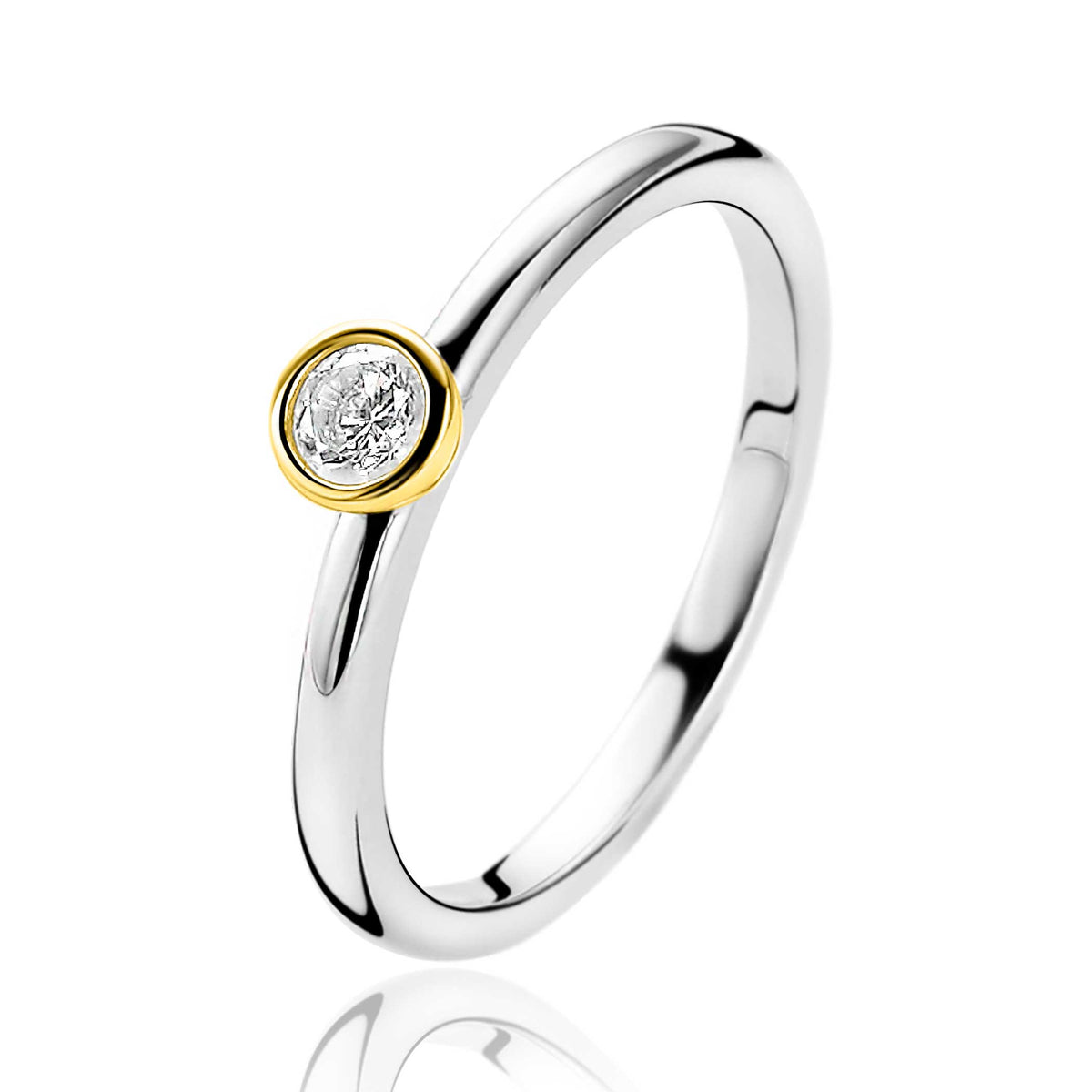 anello placcato oro con zircone centrale in una montatura rotonda.