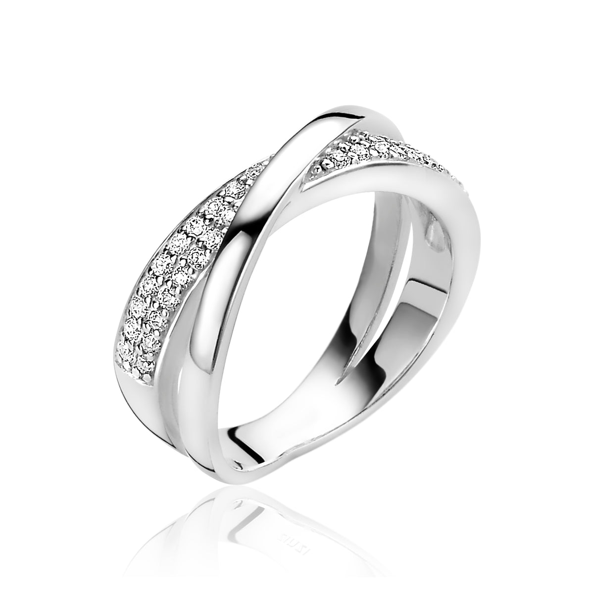 Anello in argento con dettagli incrociati e pietre brillanti.