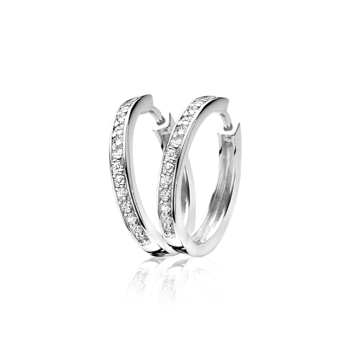 Orecchini in argento con zirconi, forma a cerchio e finitura lucida.