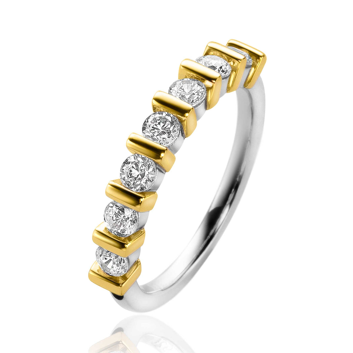 Anello placcato oro con pietre brillanti incastonate.