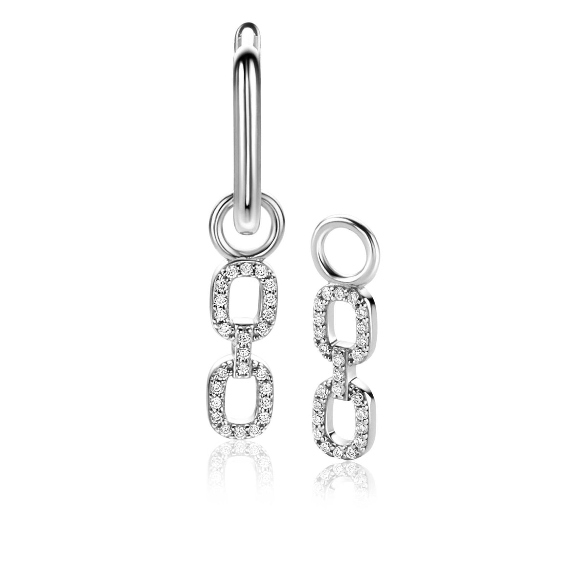 Orecchini in argento con dettagli a catena e zirconi.
