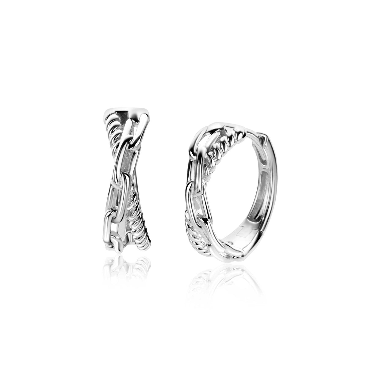 Orecchini in argento con design intrecciato e finitura lucida.