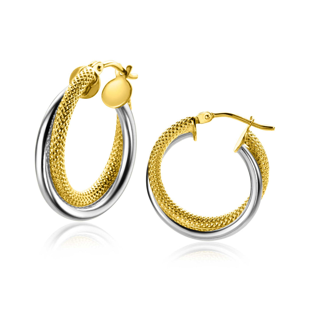 De Zinzi Oorbellen Goud Zgo336 van Zinzi hebben een gedraaid tweekleurig ontwerp met gladde metallic zilveren en getextureerde gouden secties. Ze sluiten moeiteloos met een kleine sluiting, die elegantie en charme combineert.